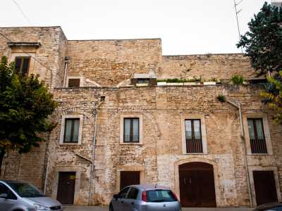 Sul prospetto laterale sono invece ben evidenti le sovrapposizioni strutturali dell�edificio...